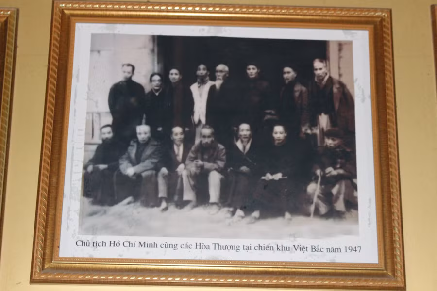 Bức ảnh quý hiếm chụp Bác Hồ và các nhà sư 'Cởi áo cà sa khoác chiến bào'.