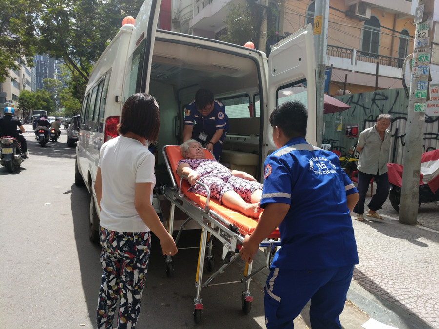 Vận chuyển người bệnh lên xe cứu thương của đội cấp cứu ngoại viện, Trung tâm Cấp cứu 115 TPHCM. Vận chuyển người bệnh lên xe cứu thương của đội cấp cứu ngoại viện, Trung tâm Cấp cứu 115 TPHCM.