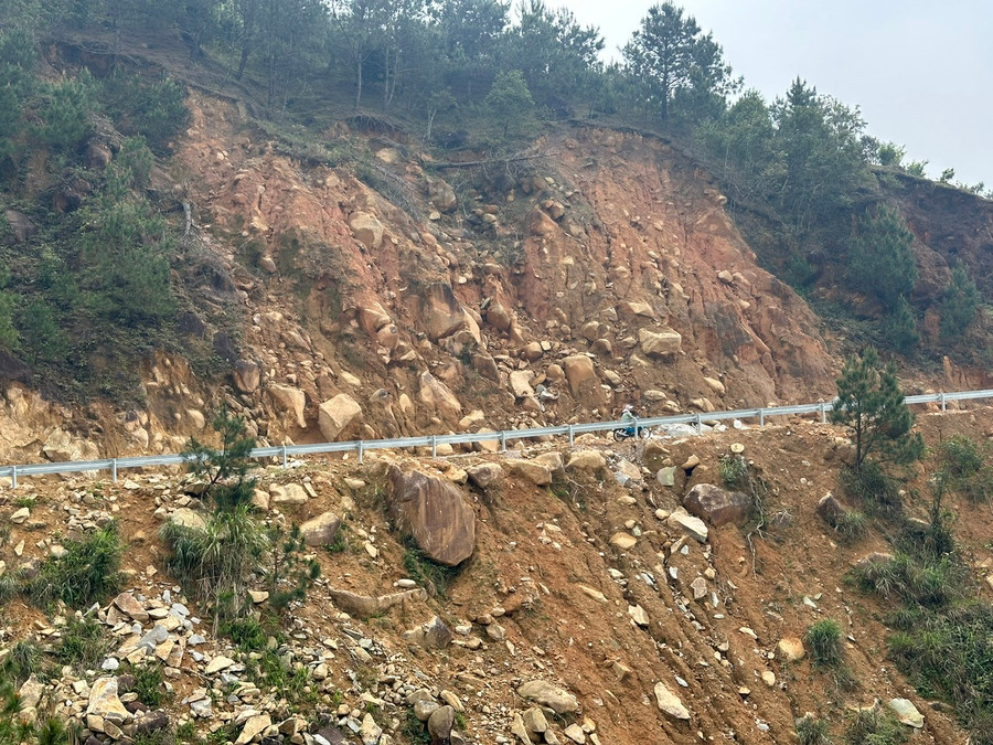 Mái taluy dương và âm không có hệ thống kè chống sạt trượt. Ảnh: Minh Cương