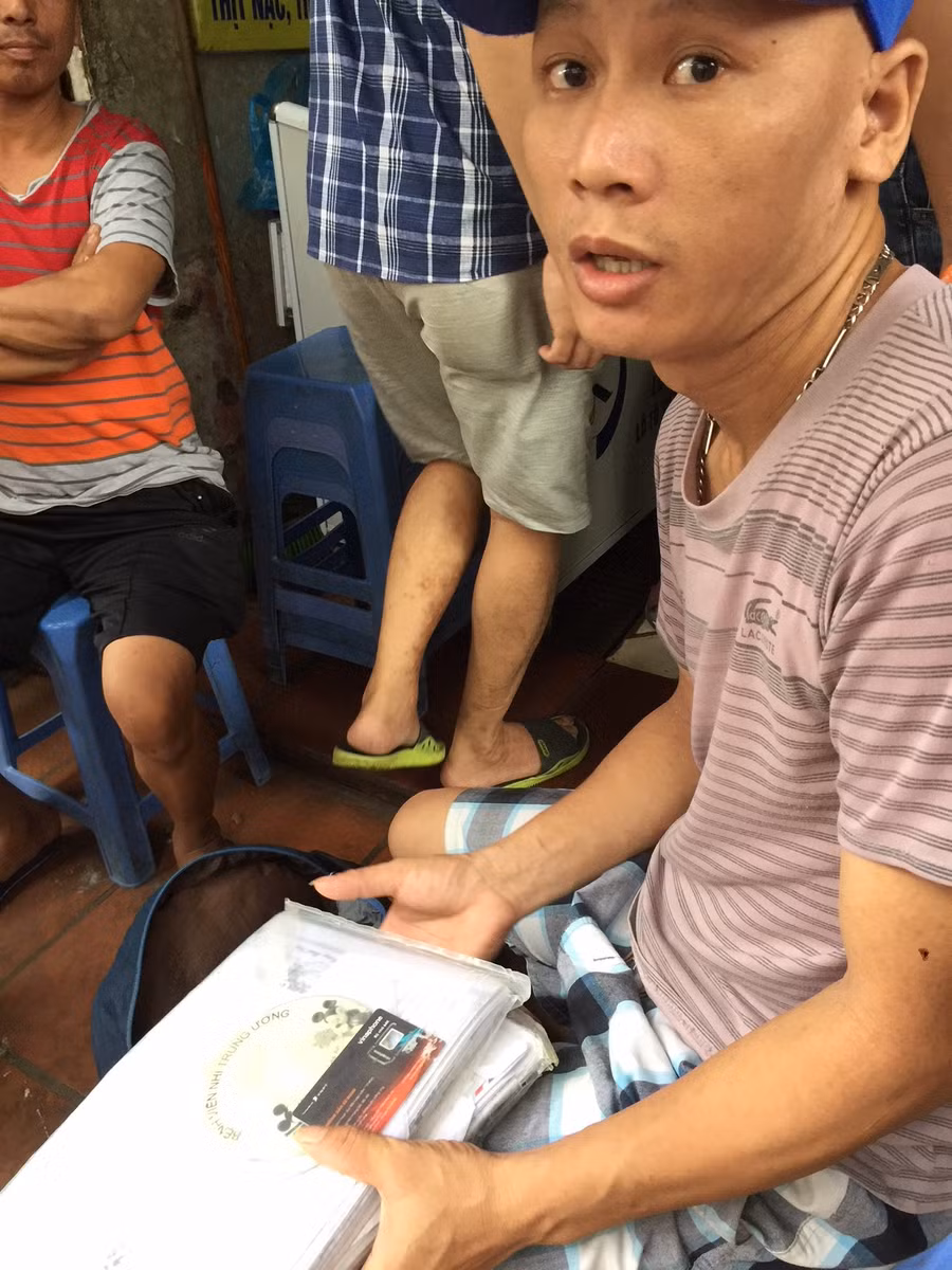 Anh Hệ (Nghệ An) chỉ kịp cầm theo tập hồ sơ bệnh án của con khi chạy khỏi đám cháy