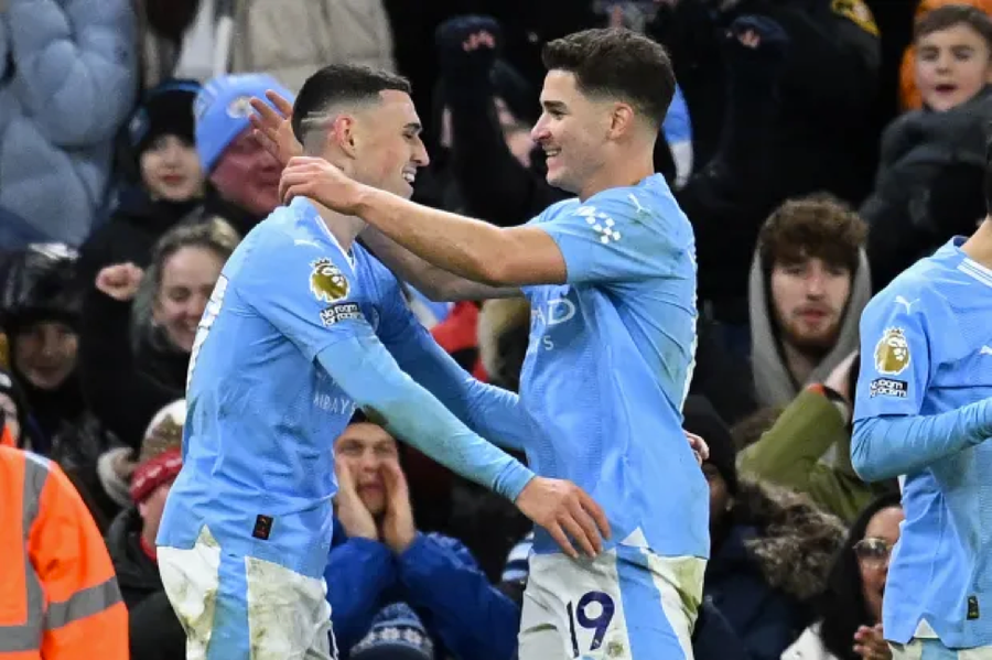 Phil Foden (trái) bùng nổ trong màu áo Man City ở mùa giải 2023-2024.