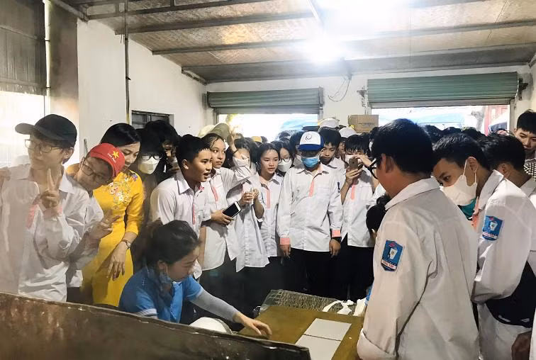 Học sinh tìm hiểu ngành nghề ở địa phương.