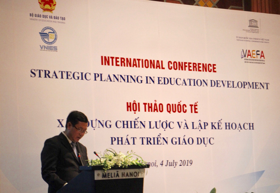 Thứ trưởng Bộ GD&ĐT Nguyễn Văn Phúc phát biểu tại Hội thảo. Ảnh: An Nhiên.