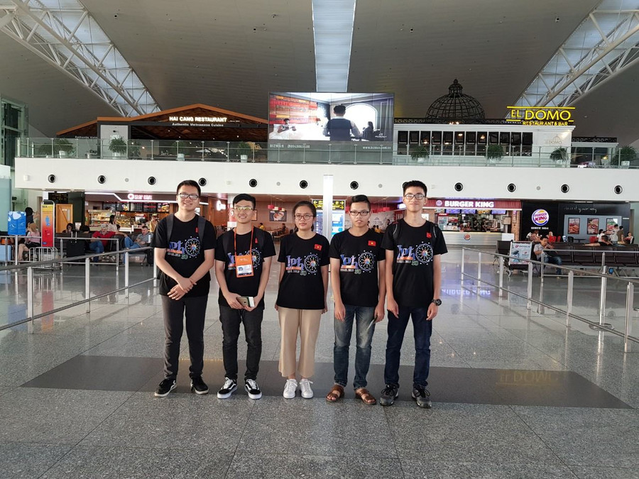 Nguyễn Khánh Linh (đứng giữa) vừa đoạt Huy chương Vàng vừa đoạt giải đặc biệt nữ sinh có thành tích cao nhất Olympic. Nguyễn Khánh Linh (đứng giữa) vừa đoạt Huy chương Vàng vừa đoạt giải đặc biệt nữ sinh có thành tích cao nhất Olympic.