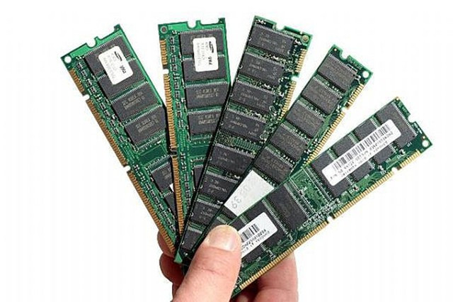Các thiết bị di động “xưa và nay” trông như thế nào ảnh 10 Bộ nhớ RAM ngày nay có thể được tích hợp vào trong các thiết bị di động một cách dễ dàng với dung lượng lớn.