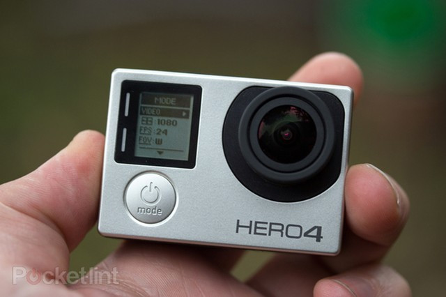 Các thiết bị di động “xưa và nay” trông như thế nào ảnh 6 Camera ngày nay có thể nhỏ gọn như một chiếc hộp cầm trên tay và mang đi mọi nơi. Đơn cử như chiếc camera hành trình GoPro.