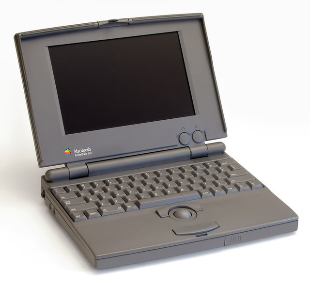 Các thiết bị di động “xưa và nay” trông như thế nào ảnh 13 Laptop ngày xưa khá thô sơ và sử dụng nhiều linh kiện đơn giản. Đơn cử như chiếc MacBook 100 của Apple trong hình.