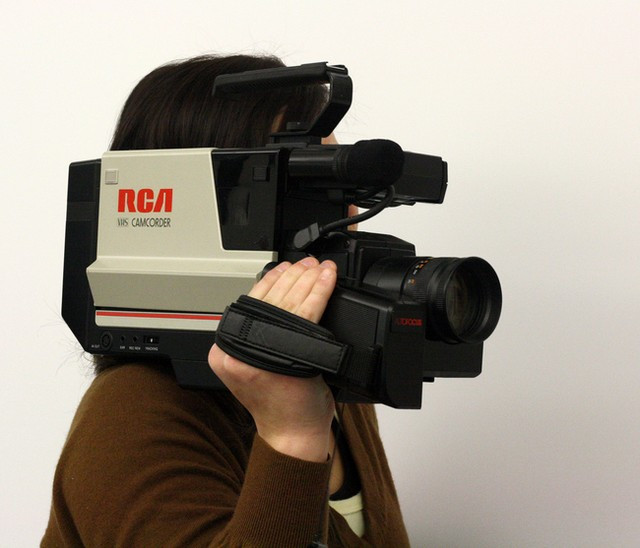 Các thiết bị di động “xưa và nay” trông như thế nào ảnh 5 Camera ngày xưa sẽ cần một cuộn băng lớn và phải vác trên vai để giữ cân bằng.