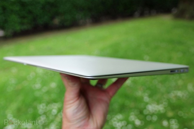 Các thiết bị di động “xưa và nay” trông như thế nào ảnh 14 Laptop ngày nay mà ví dụ là chiếc MacBook Air của Apple ngày nay không chỉ có kích thước siêu mỏng mà còn mang trong mình sức mạnh xử lý đáng kinh ngạc.
