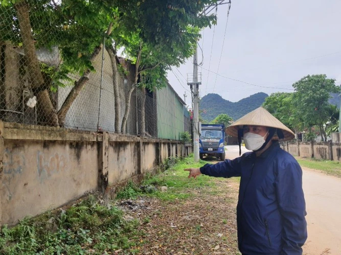 Ông Nguyễn Đồng Huyên (SN 1970, trú tại thôn 3, Phúc Đồng, xã Phúc Trạch, Bố Trạch, tỉnh Quảng Bình) bức xúc kể lại sự việc bị UBND xã Phú Trạch “hứa suông” suốt 17 năm qua. 