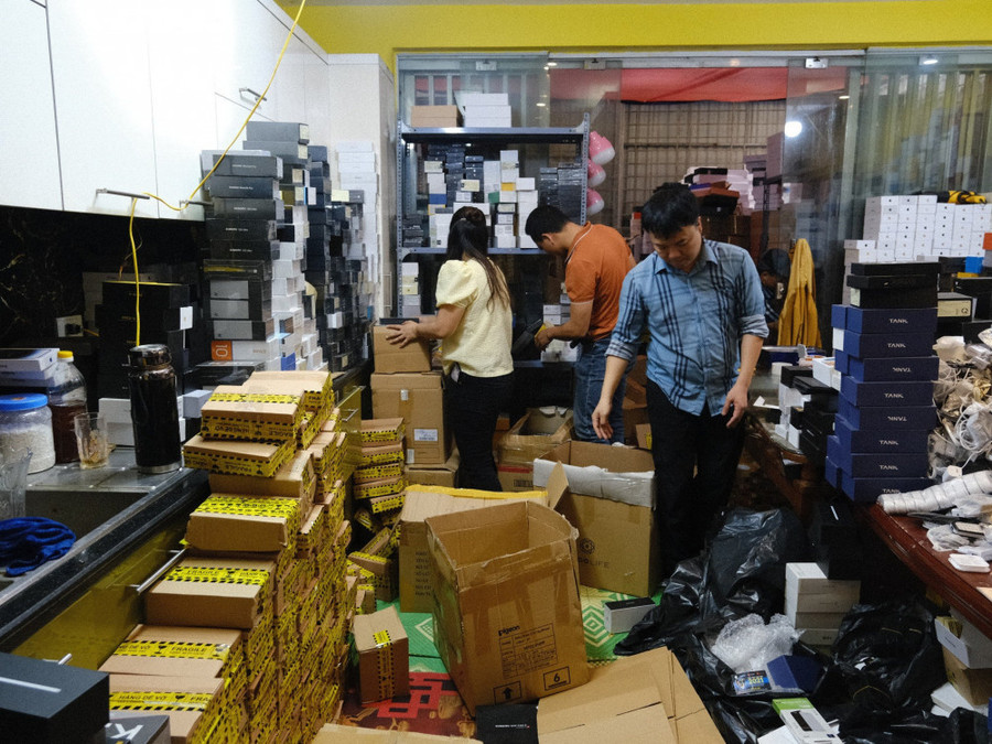 Cảnh sát khám xét kho hàng điện thoại giả. (Ảnh: CACC) Cảnh sát khám xét kho hàng điện thoại giả. (Ảnh: CACC)