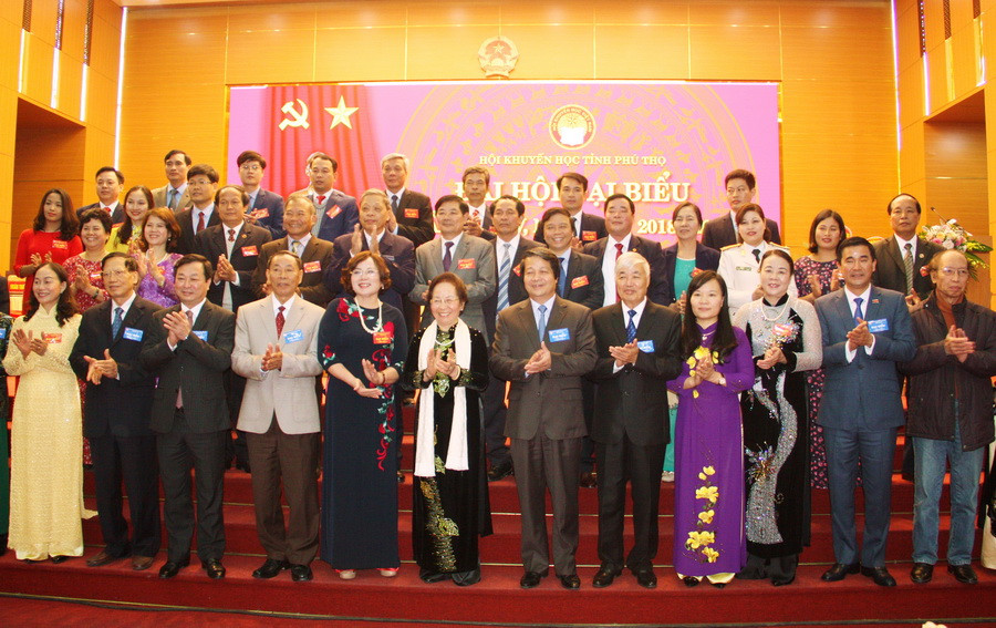 GS Nguyễn Thị Doan với BCH khóa mới ra mắt tại Đại hội GS Nguyễn Thị Doan với BCH khóa mới ra mắt tại Đại hội
