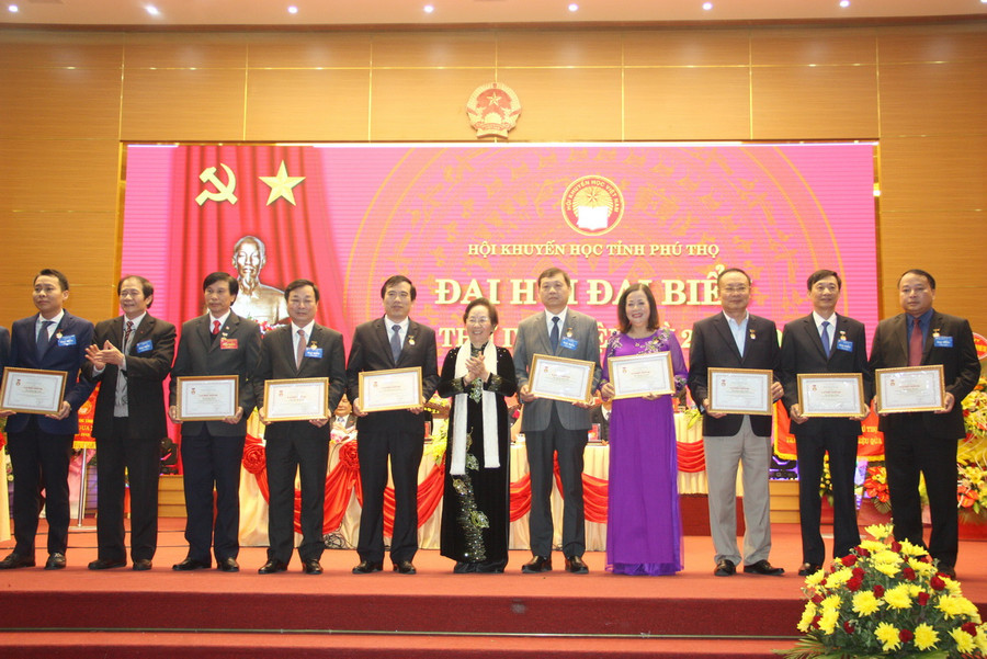 Đại hội tri ân các cá nhân có nhiều đóng góp cho công tác khuyến học, khuyến tài 5 năm qua Đại hội tri ân các cá nhân có nhiều đóng góp cho công tác khuyến học, khuyến tài 5 năm qua