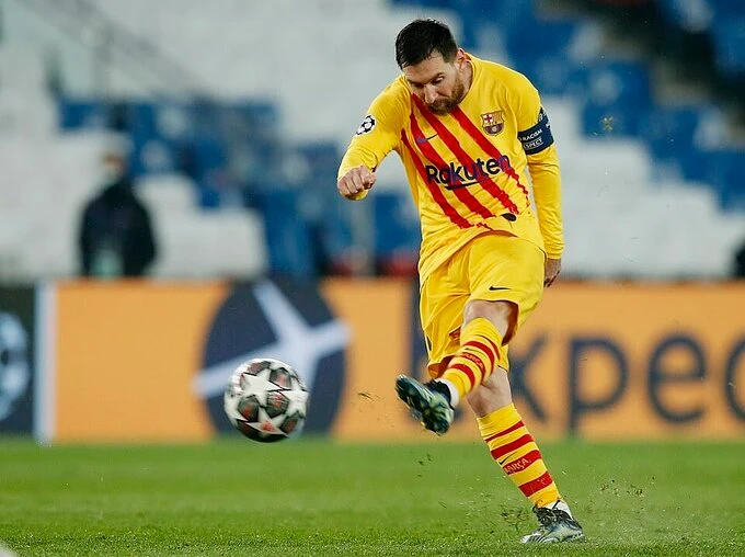 Messi ghi tuyệt phẩm sút xa gỡ hoà 1-1 cho Barca.