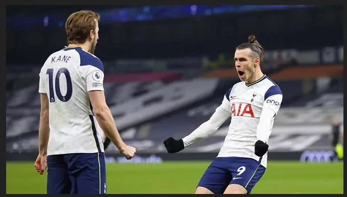 Gareth Bale chia vui bàn thắng với Harry Kane.