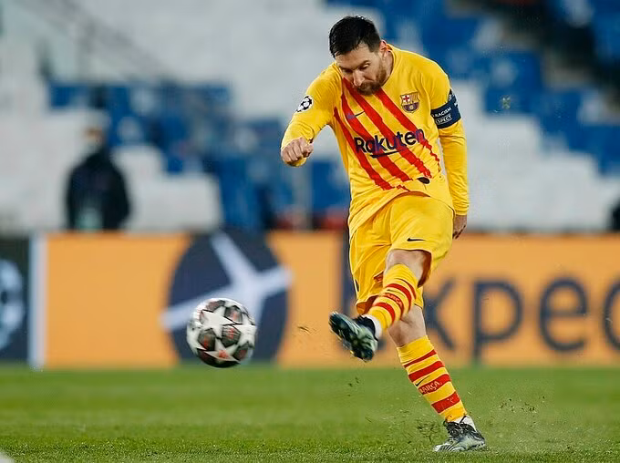 Messi ghi tuyệt phẩm sút xa gỡ hoà 1-1 cho Barca.