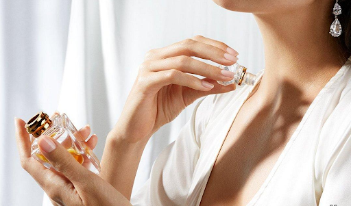 Nhiều nam giới không có hứng thú "yêu" khi vợ xịt nước hoa lên da Nhiều nam giới không có hứng thú "yêu" khi vợ xịt nước hoa lên da
