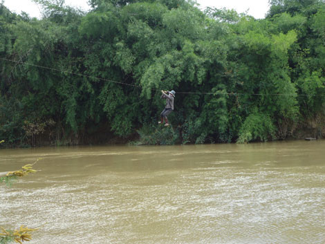 Đu dây qua sông, một phụ nữ gặp nạn phải nhập viện ảnh 2