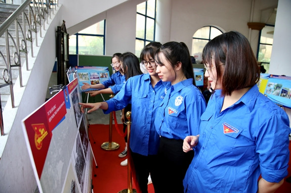 Triển lãm ảnh thu hút đông đảo Đoàn thanh niên.