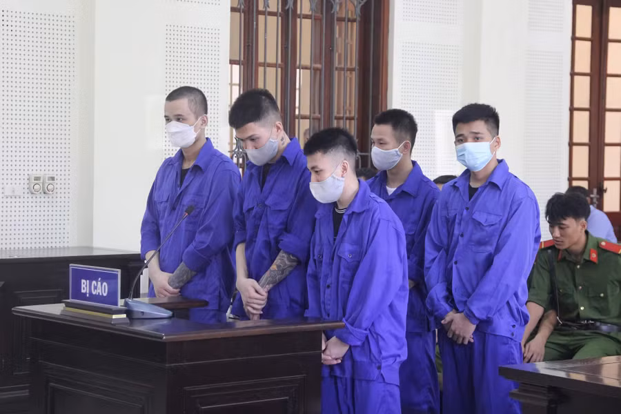 Các bị cáo tại phiên tòa xét xử.