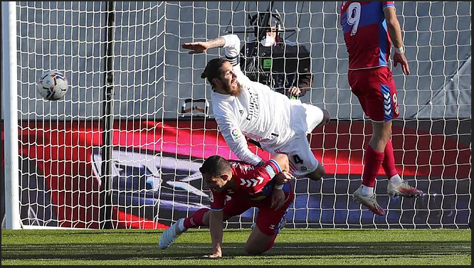 Cầu thủ Real Madrid nhiều lần đòi phạt đền nhưng đều không được.