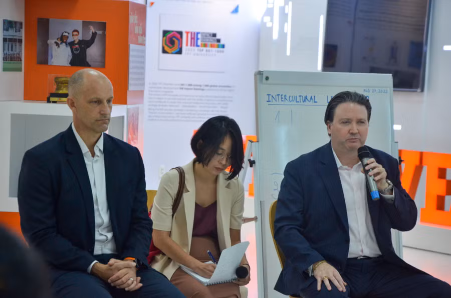 Ông Marc Evans Knapper phát biểu tại trại hè.