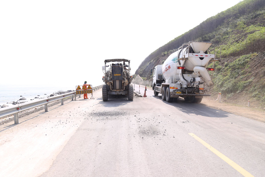 Nhà thầu tiến hành cào mặt thảm tại đoạn đường vừa bàn giao hơn một tháng để thảm lại. Ảnh: Tiến Hiệp