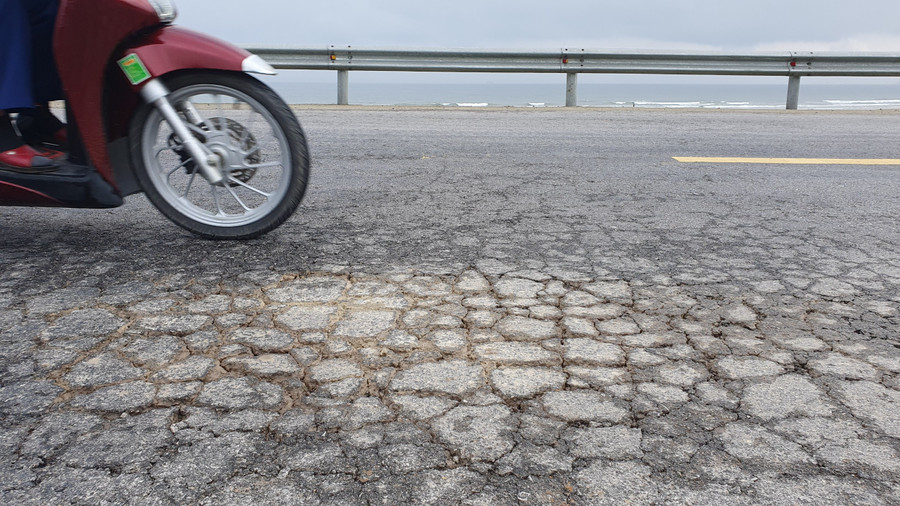 Mặt thảm nhựa rạn nứt nghiêm trọng sau hơn một tháng bàn giao. Ảnh: Tiến Hiệp