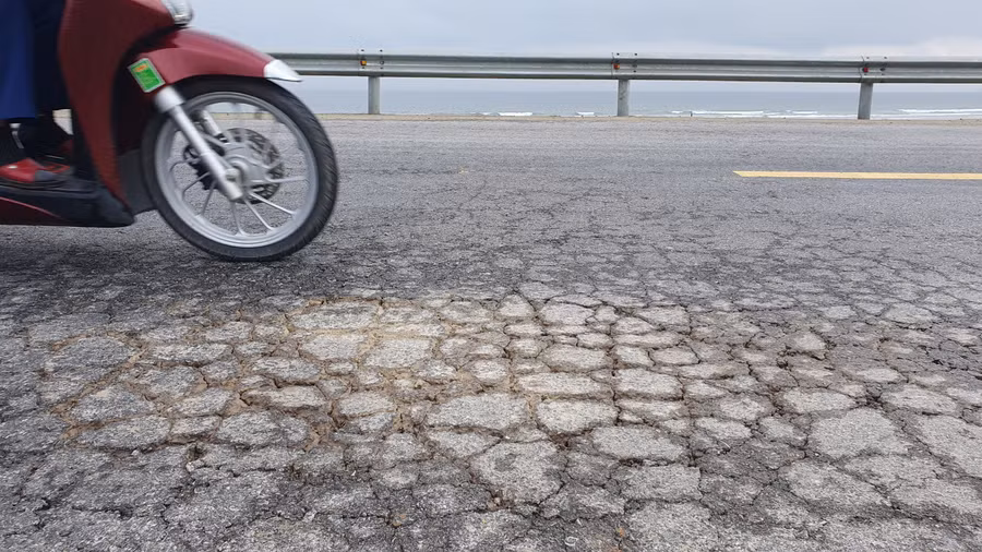 Mặt thảm nhựa rạn nứt nghiêm trọng sau hơn một tháng bàn giao. Ảnh: Tiến Hiệp