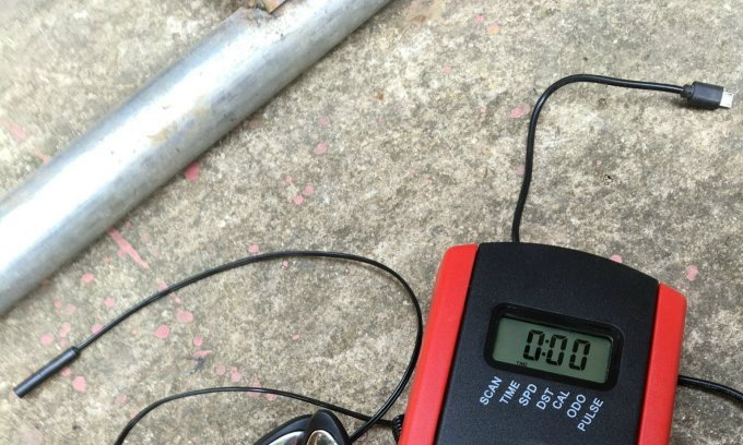 Bộ đo nhịp tim gắn trên máy đạp xe.