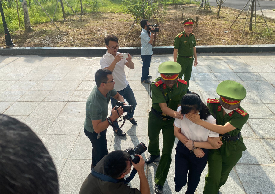 Nhiều bị cáo cúi đầu che mặt, bịt kín đầu đến hầu tòa sáng 11/7.