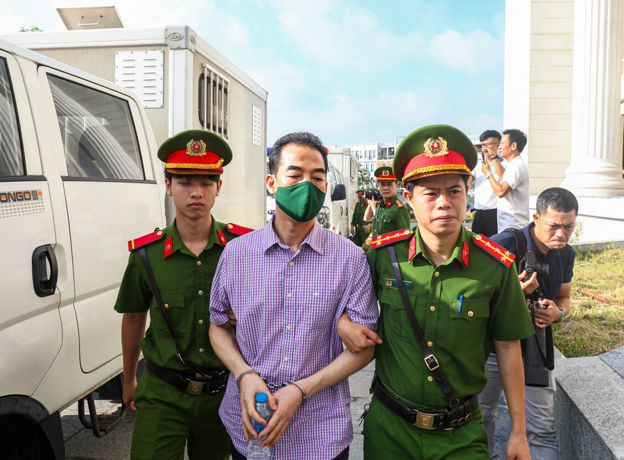 Cựu Thứ trưởng Bộ Ngoại giao Tô Anh Dũng được dẫn giải tới TAND TP Hà Nội sáng 11/7.