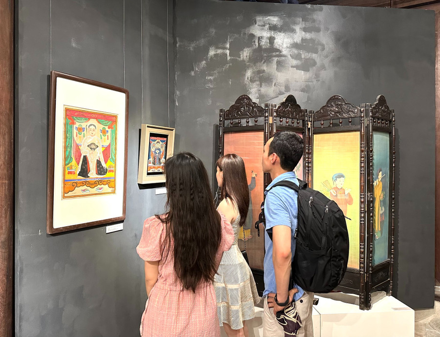 Người trẻ tham quan triển lãm chứng tỏ sự quan tâm đến các giá trị truyền thống.