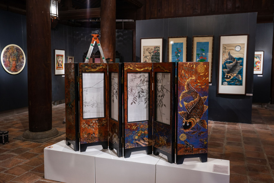 Không gian sắp đặt đối lập trong triển lãm &apos;Đối thoại với dòng tranh dân gian Hàng Trống&apos;.