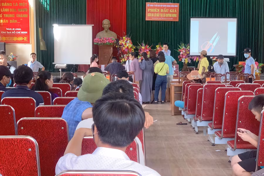 Toàn cảnh phiên đấu giá ngày 20/6 tại hội trường UBND xã Quỳnh Hưng, huyện Quỳnh Lưu.