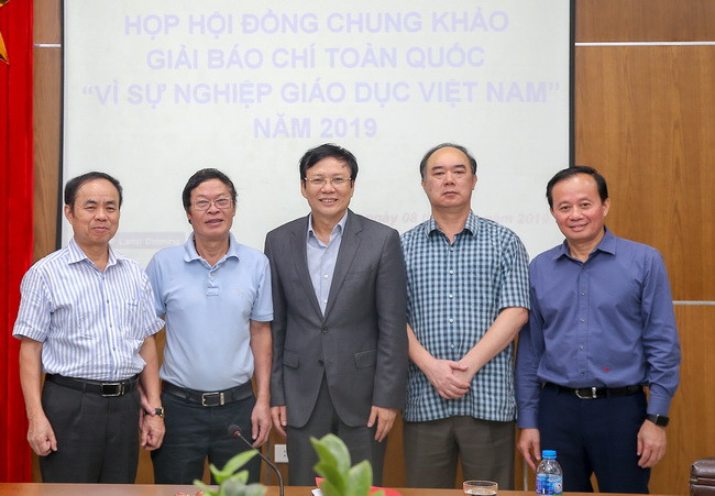 Đồng chí Hồ Quang Lợi (đứng giữa) và một số thành viên Hội đồng Chung khảo. - Ảnh: Thế Đại Đồng chí Hồ Quang Lợi (đứng giữa) và một số thành viên Hội đồng Chung khảo. - Ảnh: Thế Đại