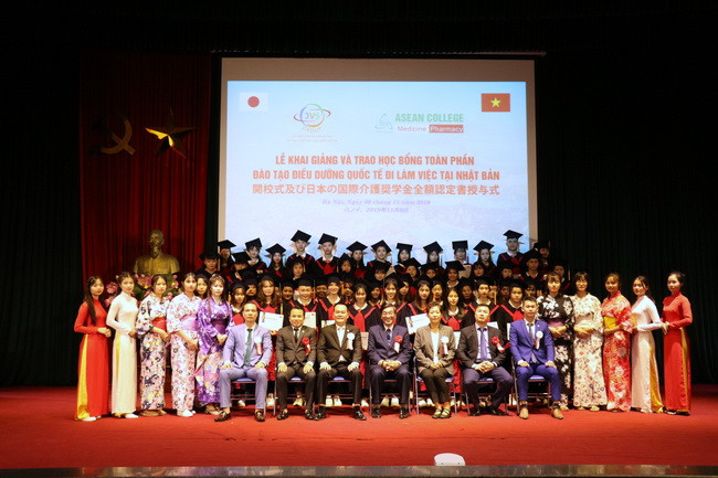 Ông Ngô Mạnh Trí cùng các đối tác Nhật Bản chụp ảnh với học sinh được trao học bổng tại buổi lễ Ông Ngô Mạnh Trí cùng các đối tác Nhật Bản chụp ảnh với học sinh được trao học bổng tại buổi lễ
