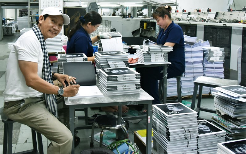 NSNA Trần Thế Phong ký tặng sách ảnh “Cười” chuẩn bị cho triển lãm. NSNA Trần Thế Phong ký tặng sách ảnh “Cười” chuẩn bị cho triển lãm.