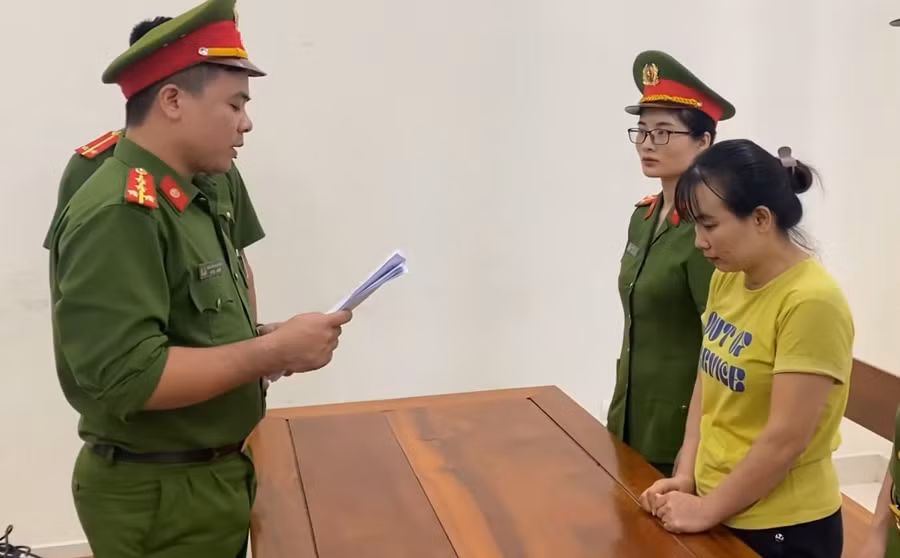 Công an tống đạt lệnh khởi tố đối với bị can Hoàng Thị Thảo. (Ảnh cắt từ clip)