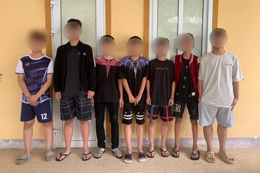 Nhóm học sinh đánh hội đồng em N.B.A. tại cơ quan công an. Nhóm học sinh đánh hội đồng em N.B.A. tại cơ quan công an.