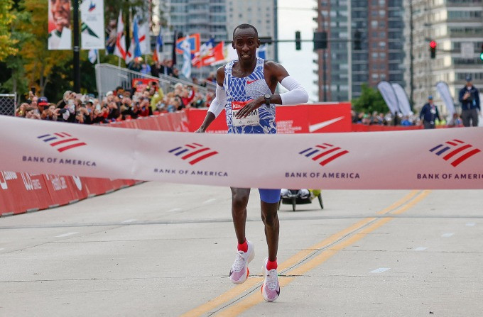 Kỷ lục gia marathon thế giới Kelvin Kiptum thiệt mạng trong vụ tai nạn giao thông khuya 11/2. Kỷ lục gia marathon thế giới Kelvin Kiptum thiệt mạng trong vụ tai nạn giao thông khuya 11/2.