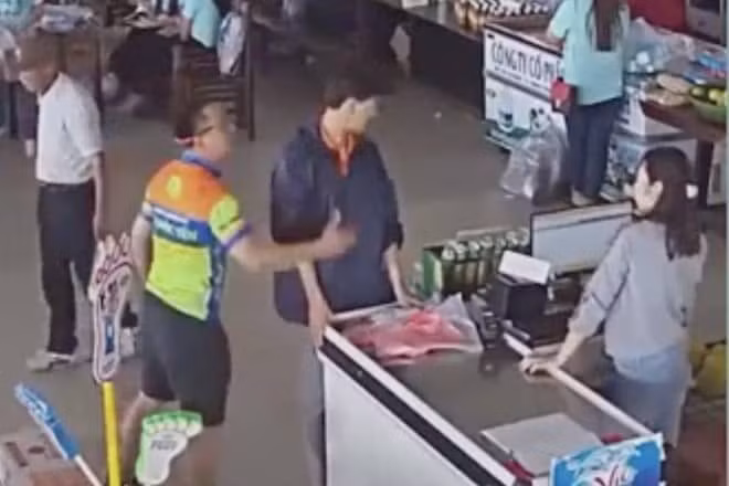 Hình ảnh Thượng úy Nguyễn Xô Việt hành hung nhân viên siêu thị gây bức xúc. Ảnh: IT