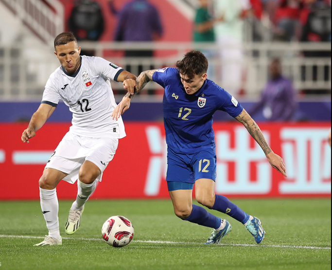 Mickelson (áo xanh) trong một pha tranh chấp bóng với cầu thủ Kyrgyzstan tại Asian Cup 2023. Mickelson (áo xanh) trong một pha tranh chấp bóng với cầu thủ Kyrgyzstan tại Asian Cup 2023.
