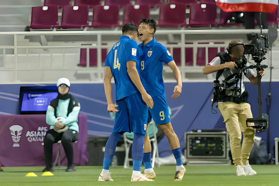 Thái Lan giành chiến thắng 2-0 trước Kyrgyzstan ở trận ra quân bảng F Asian Cup 2023. Thái Lan giành chiến thắng 2-0 trước Kyrgyzstan ở trận ra quân bảng F Asian Cup 2023.