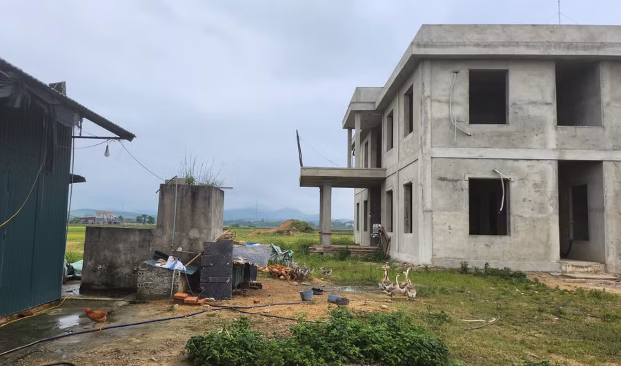Nhà điều hành của dự án xây dang dở, phơi mưa nắng suốt nhiều năm qua.