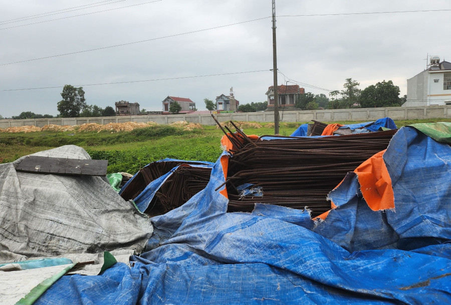 Những đống sắt hoen gỉ để ngổn ngang ở công trình. Những đống sắt hoen gỉ để ngổn ngang ở công trình.