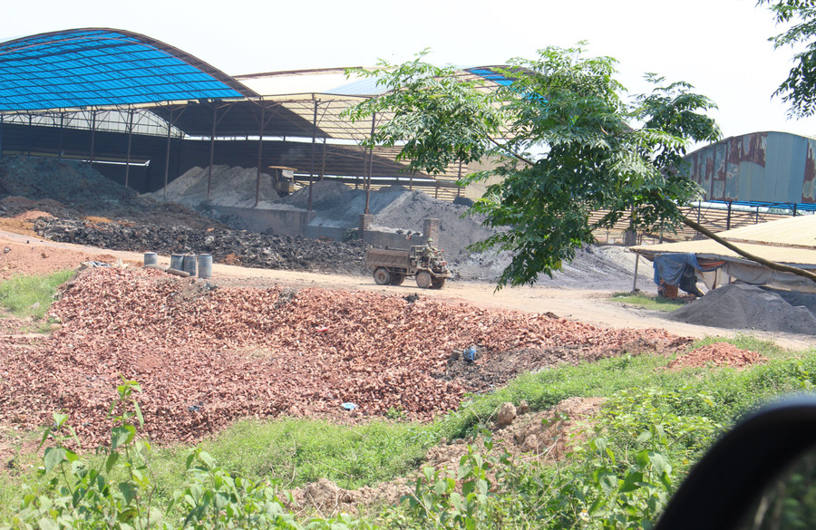 Hình ảnh phương tiện, sản xuất tại 1 trong 3 lò gạch thủ công. Hình ảnh phương tiện, sản xuất tại 1 trong 3 lò gạch thủ công.