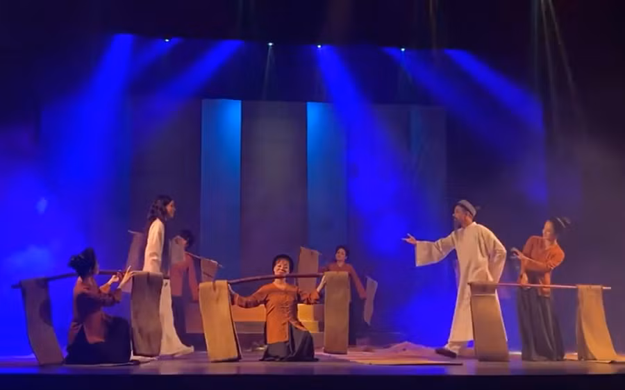 Hình ảnh chiếc chiếu xuất hiện xuyên suốt vở cải lương.