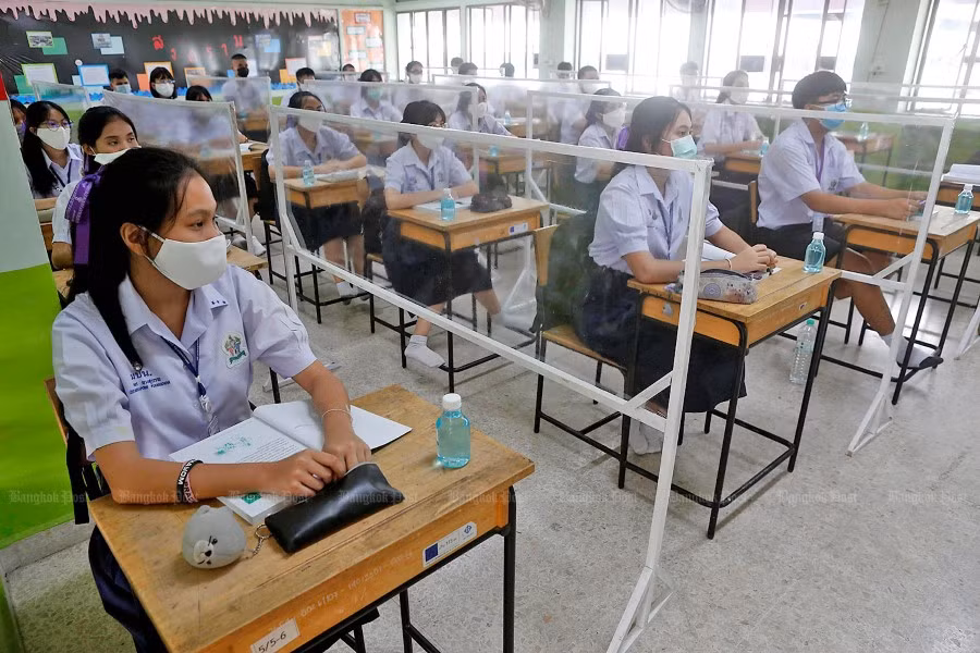 Học sinh Thái Lan trở lại trường học trực tiếp.