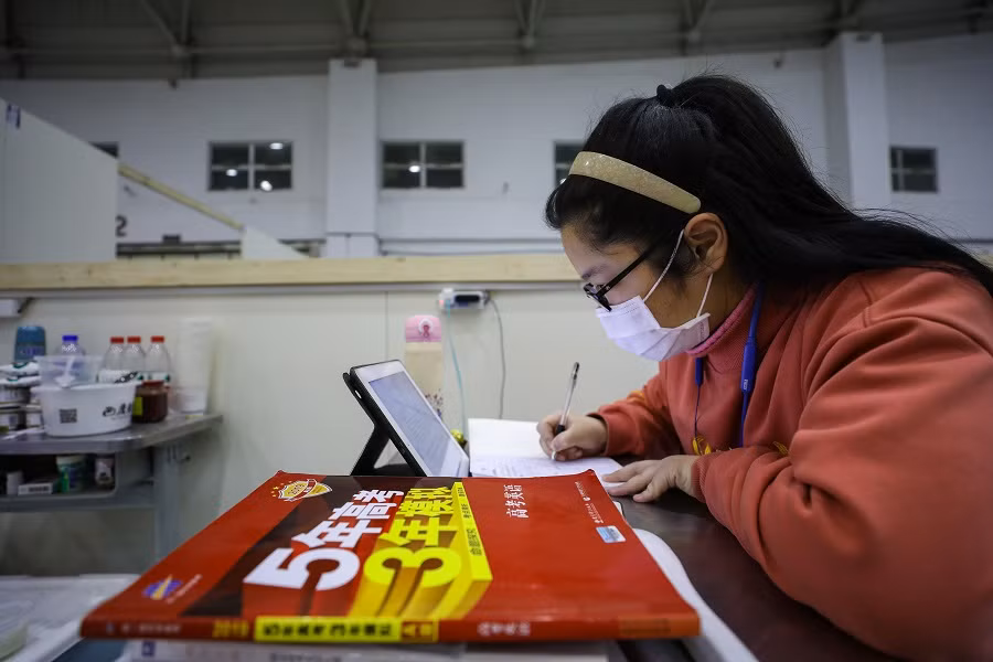 Nữ sinh Trung Quốc miệt mài ôn bài trong bệnh viện dù nhiễm Covid-19 ảnh 3